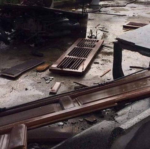 Kon Tum: Hai mẹ con thoát chết sau vụ nổ kinh hoàng trong đêm - ảnh 1