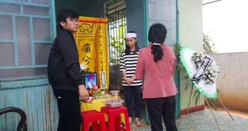 Đám tang 4 học sinh đuối nước ở Gia Lai: Bố còn nợ con một buổi đi chơi - ảnh 2