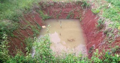 Đắk Nông: Mẹ chết ngất khi phát hiện 2 con và cháu họ chết đuối dưới ao - ảnh 1