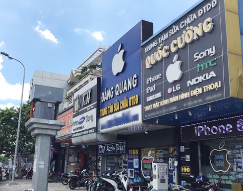 Apple sẽ mạnh tay xử các cửa hàng Việt Nam treo logo trái táo bừa bãi - ảnh 1