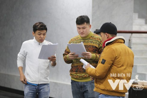 Hé lộ hình ảnh mới từ hậu trường tập