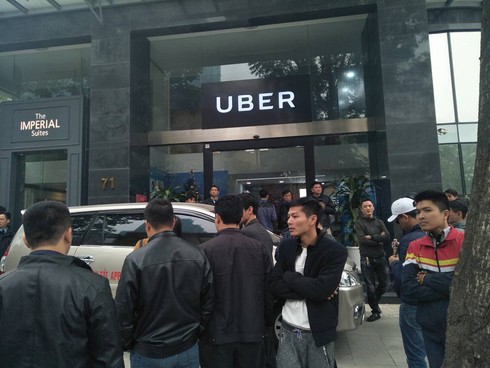Văn phòng Uber Hà Nội phải mở cửa đối thoại trước sức ép của hàng trăm tài xế - ảnh 1