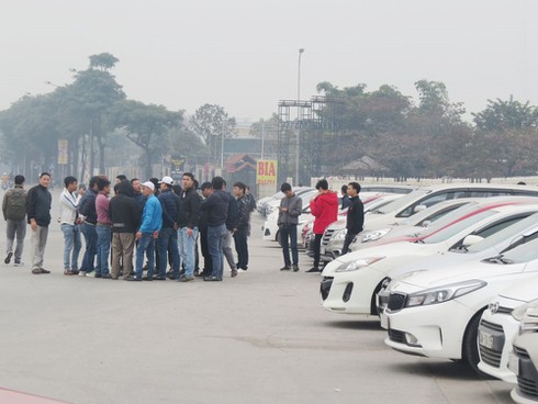 Xe ô tô tuần hành trên đường phố Hà Nội đòi Grab giảm tỷ lệ ăn chia - ảnh 1