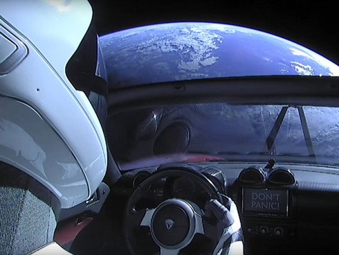 Chiec Tesla Roadster cua Elon Musk dang tren duong toi sao Hoa hinh anh 1
