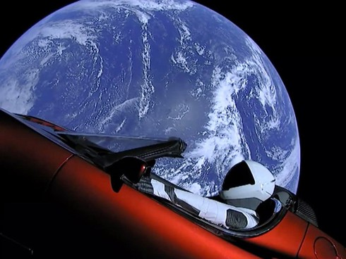 Chiec Tesla Roadster cua Elon Musk dang tren duong toi sao Hoa hinh anh 2