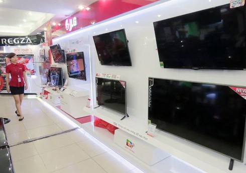 Có nên mua tivi, máy lạnh hàng trưng bày đang ồ ạt “xả” sau Tết? - ảnh 1