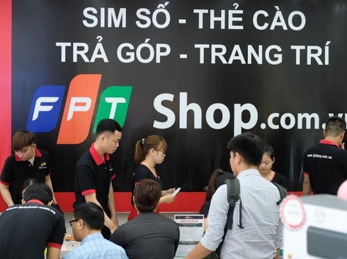 Kiếm trăm tỷ một ngày khi người dân đổ xô đi mua thẻ cào - ảnh 1