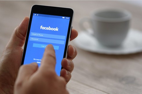 Doi mat khung hoang sinh ton, Facebook lam goi nho Nokia, BlackBerry hinh anh 1