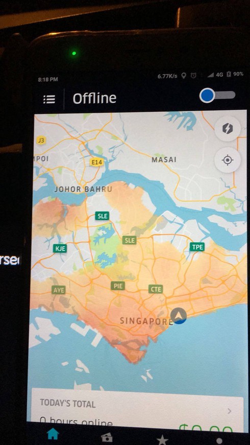 Grab gặp sự cố mất kết nối, Uber tăng cước phí gấp đôi - ảnh 1