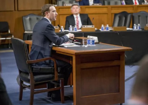 Vi sao Mark Zuckerberg mac vest, ngoi dem cao 10 cm khi dieu tran? hinh anh 2