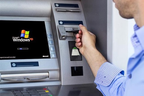 Vĩnh Long: Bắt 5 đối tượng làm giả thẻ ATM rút trộm tiền của hàng chục người - ảnh 1