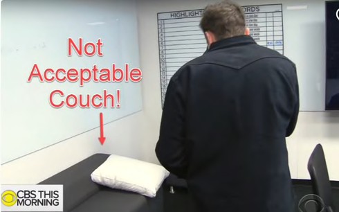Hàng trăm người dùng Internet góp 5.000 USD mua... ghế sofa tặng tỷ phú Elon Musk - ảnh 1