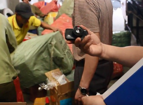 Bắt giữ nhiều xe ô tô chở điện thoại di động, đồ điện tử và linh kiện, phụ tùng ô tô nhập lậu - ảnh 1