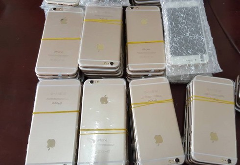Bắt giữ hàng trăm chiếc iPhone, Samsung nhập lậu - ảnh 1