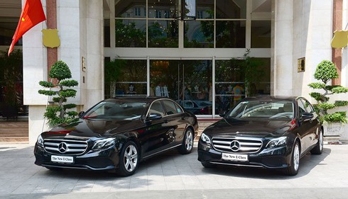Khách sạn Rex tậu bộ đôi Mercedes-Benz E 250 để đưa đón khách - ảnh 1