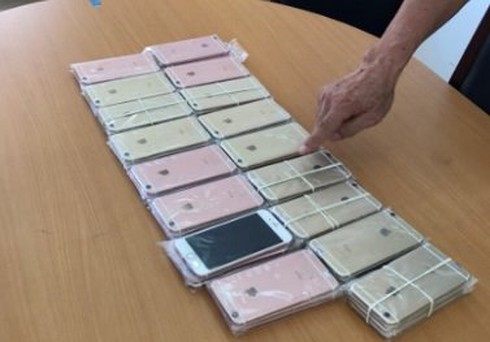 Bắt giữ một phụ nữ Trung Quốc nhập lậu 48 chiếc iPhone - ảnh 1