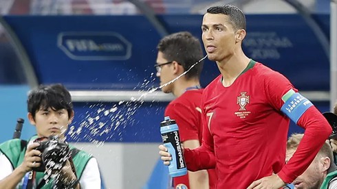 Tại sao cầu thủ tại World Cup thường nhổ nước ra khi uống?