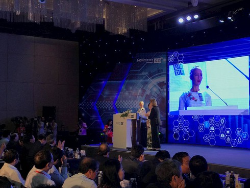 Robot Sophia mặc áo dài trắng đăng đàn phát biểu ấn tượng về 4.0 tại Việt Nam - ảnh 1