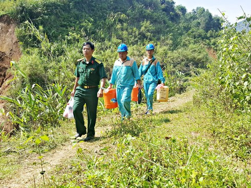 Theo chân lính Viettel băng rừng vượt suối ứng cứu khẩn cấp thông tin sau cơn bão số 3 - ảnh 6