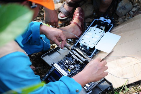 Theo chân lính Viettel băng rừng vượt suối ứng cứu khẩn cấp thông tin sau cơn bão số 3 - ảnh 13