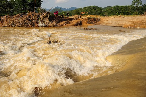 Theo chân lính Viettel băng rừng vượt suối ứng cứu khẩn cấp thông tin sau cơn bão số 3 - ảnh 9