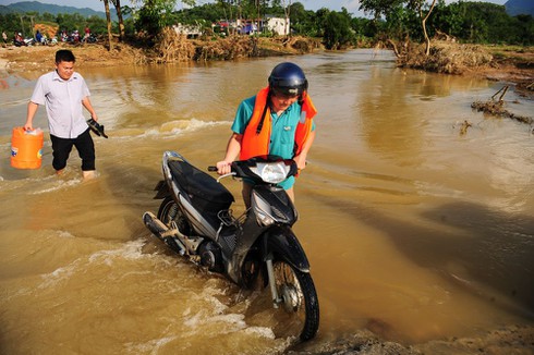Theo chân lính Viettel băng rừng vượt suối ứng cứu khẩn cấp thông tin sau cơn bão số 3 - ảnh 7