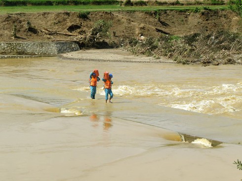 Theo chân lính Viettel băng rừng vượt suối ứng cứu khẩn cấp thông tin sau cơn bão số 3 - ảnh 8