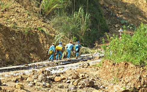 Theo chân lính Viettel băng rừng vượt suối ứng cứu khẩn cấp thông tin sau cơn bão số 3 - ảnh 14