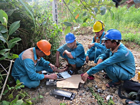 Theo chân lính Viettel băng rừng vượt suối ứng cứu khẩn cấp thông tin sau cơn bão số 3 - ảnh 12
