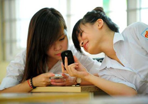 Hà Nội quy định cấm giáo viên, nhân viên, học sinh sử dụng điện thoại trong giờ học / Giáo viên, học sinh Hà Nội không được dùng điện thoại trong giờ học, giờ sinh hoạt lớp