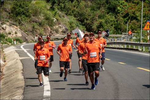 3.000 cán bộ nhân viên FPT chạy tiếp sức xuyên Việt, lập kỷ lục Việt Nam - ảnh 1