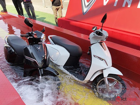 Xe máy điện VinFast khoe khả năng lội nước nửa mét, tuyên chiến với đường ngập lụt ở Việt Nam - ảnh 1