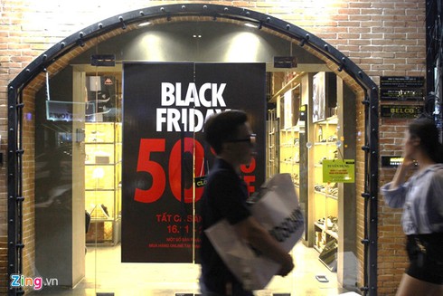 Trang dem canh hang giam gia Black Friday hinh anh 3