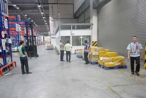 Công an vào cuộc truy tìm chủ nhân của hơn 1.000 chiếc iPhone nhập lậu - ảnh 1