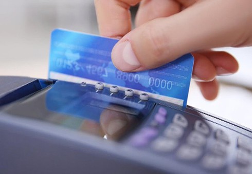 Các hành vi gian lận dùng thẻ tín dụng rút tiền mặt bị