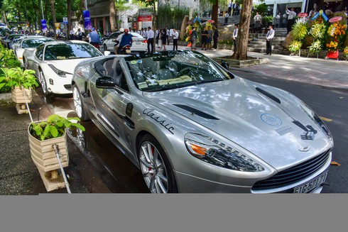 Tien nhieu, ong Dang Le Nguyen Vu sam nhung sieu xe gi? hinh anh 2