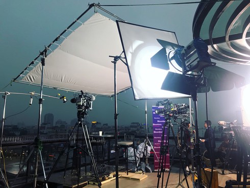 Dai quoc te phai tra bao nhieu de co truong quay tren cao o Ha Noi? hinh anh 1