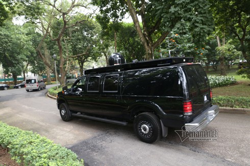 Quả cầu đen bí ẩn trên nóc xe hộ tống Tổng thống Trump