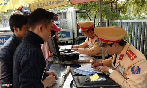 Mat bang lai xe phai thi lai: Bo GTVT mau thuan voi chinh minh hinh anh 2