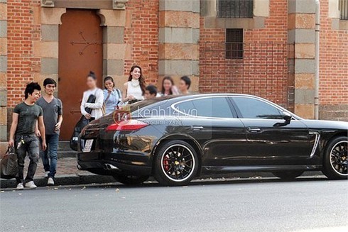 Chán ca hát, Hồ Ngọc Hà lái xe sang Rolls-Royce chạy Uber?