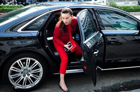 Chán ca hát, Hồ Ngọc Hà lái xe sang Rolls-Royce chạy Uber?