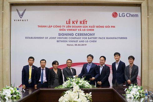 VinFast bắt tay LG Chem thành lập liên doanh sản xuất pin cho xe điện - ảnh 1