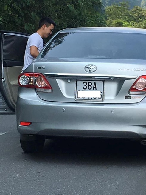 Dan mang khen ngoi 'soai ca' giup nguoi la sua xe giua troi nang nong hinh anh 1