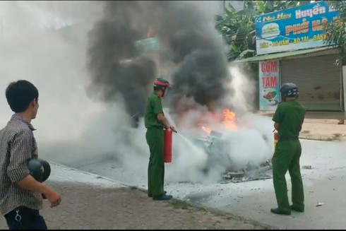 Xế hộp biển Hà Nội cháy trơ khung ở Nghệ An khi đi đám cưới