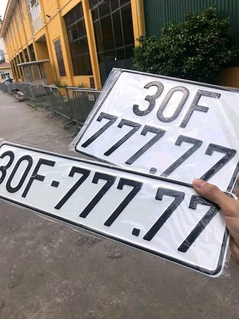 Hyundai Santa Fe 2019 đeo biển ngũ quý tiền tỉ ở Hà Nội - ảnh 2