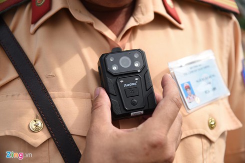 Camera deo co moi trang bi cho CSGT Viet Nam co gi dac biet? hinh anh 1