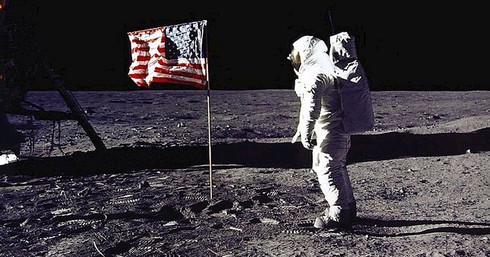 Cuộn băng gốc ghi hình chuyến bay lên Mặt Trăng của tàu Apollo 11 được bán đấu giá hơn 23 tỷ đồng - ảnh 1