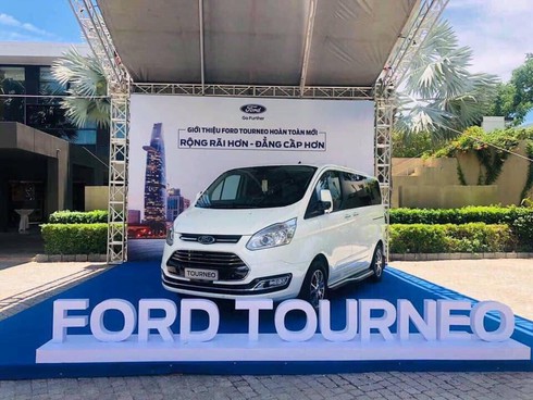 Ford Tourneo lộ thêm hình ảnh và thông tin trước khi ra mắt - ảnh 1