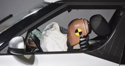 Xe ô tô va chạm mạnh đến mức nào thì túi khí mới “bung”? - ảnh 1