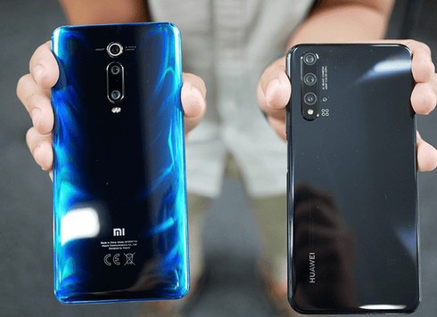 Nen mua di dong cao cap doi cu hay may tam trung nam nay? hinh anh 1